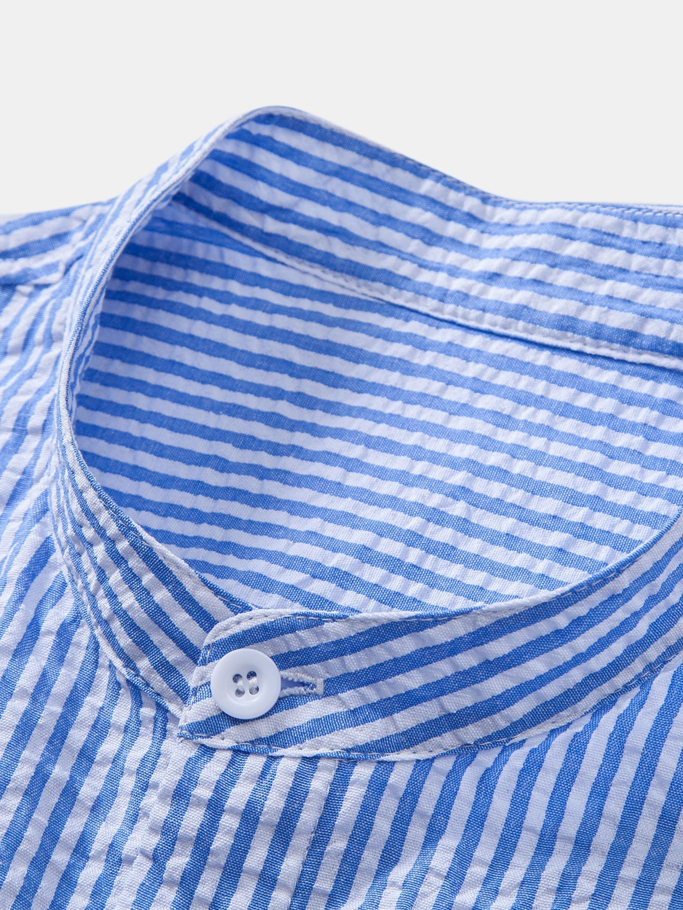 Chemise Rayée Seersucker avec Col Haut et Pantalons en Lin à Jambe Droite